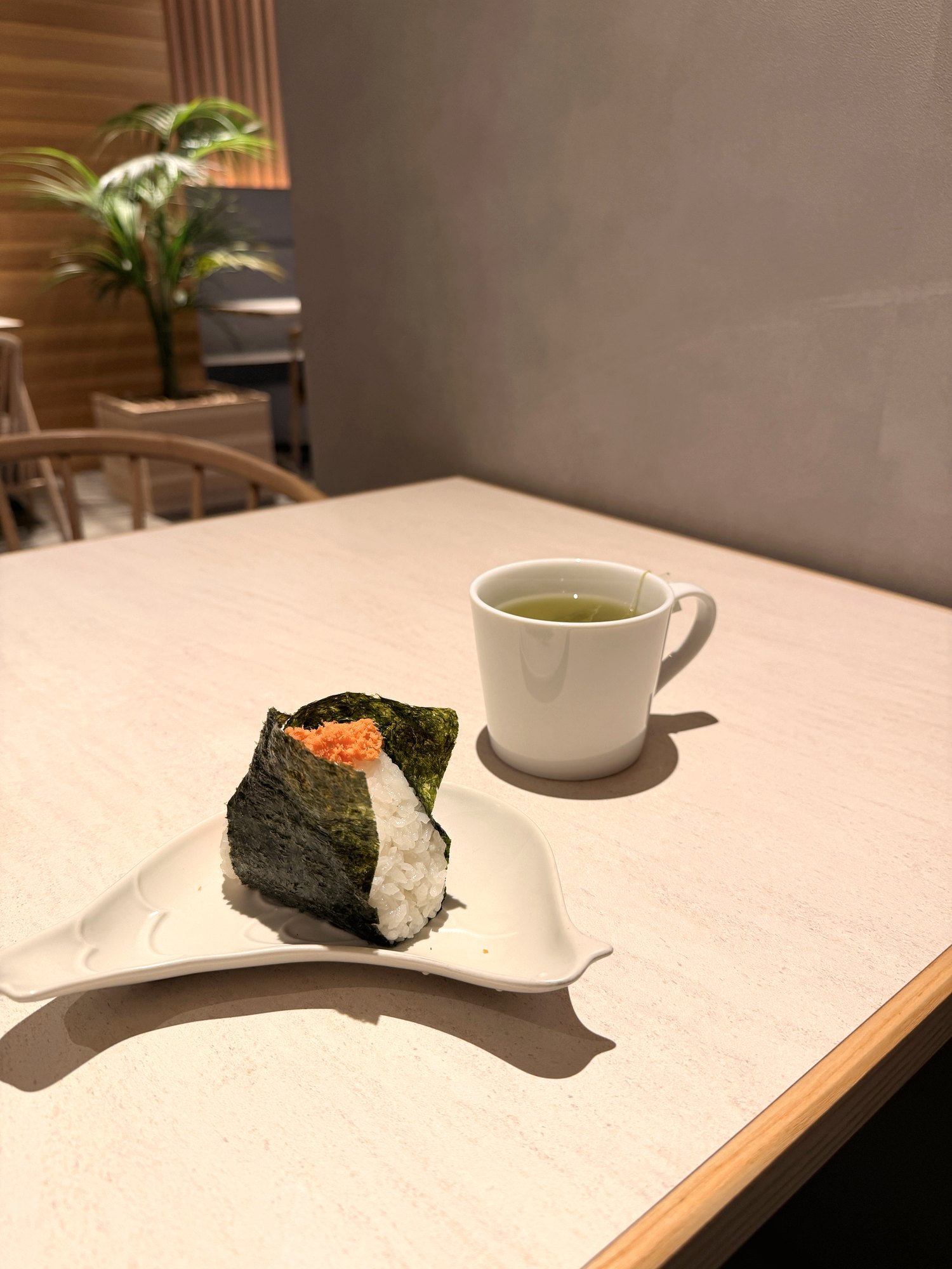 松尾珈琲のランチ 秋田県産米のおにぎりとお茶
